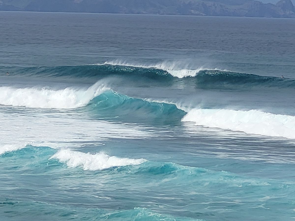 Clean small waves breaking on the south shore of Oahu