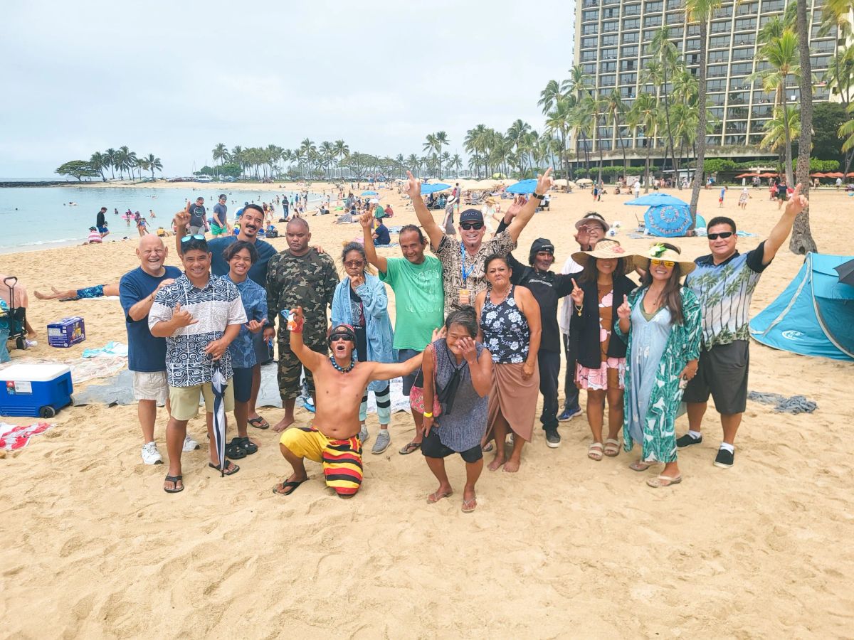 A broad SFC group gathered together on the Waikīkī beach